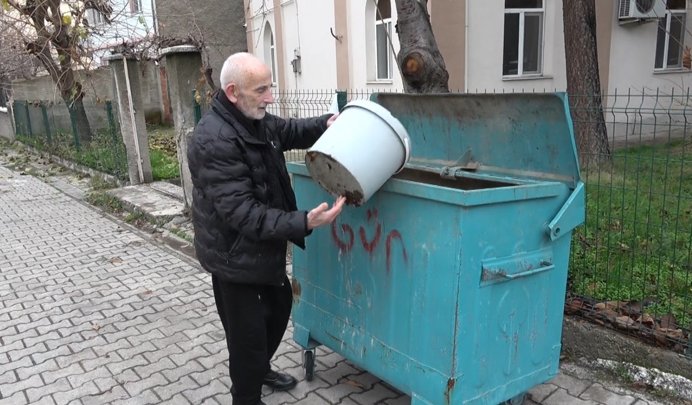 K&uuml;tahya&rsquo;da yaşlı adamdan &ccedil;evreye &ouml;rnek temizlik dersi
