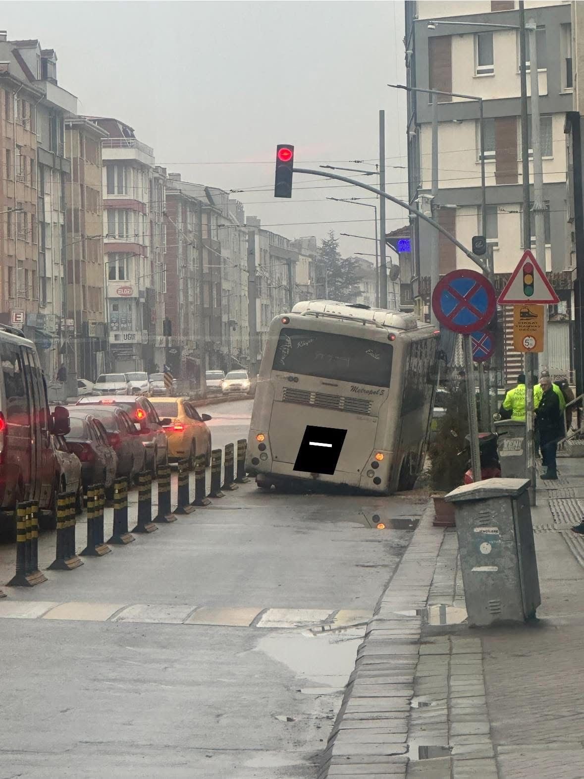 Minib&uuml;s caddedeki &ccedil;ukur y&uuml;z&uuml;nden az kalsın devriliyordu
