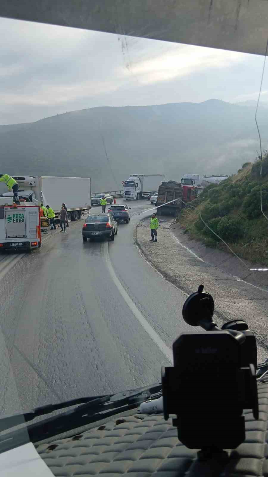 Kamyonlar kafa kafaya &ccedil;arpıştı
