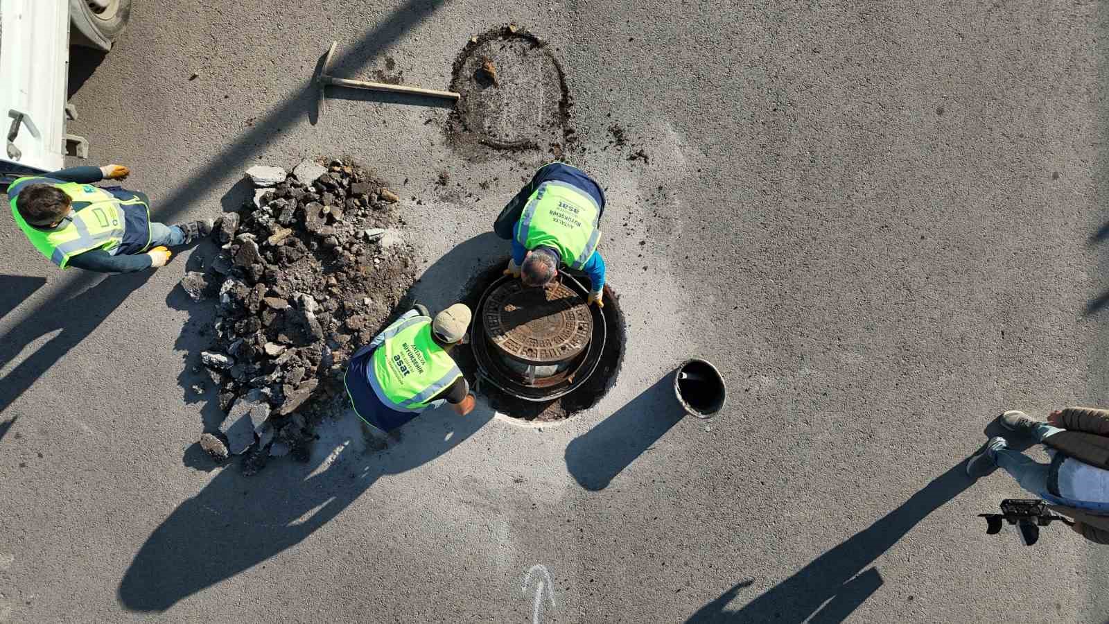 ASAT&rsquo;tan kanalizasyon hattı temizliği ve kapak d&uuml;zenleme &ccedil;alışması
