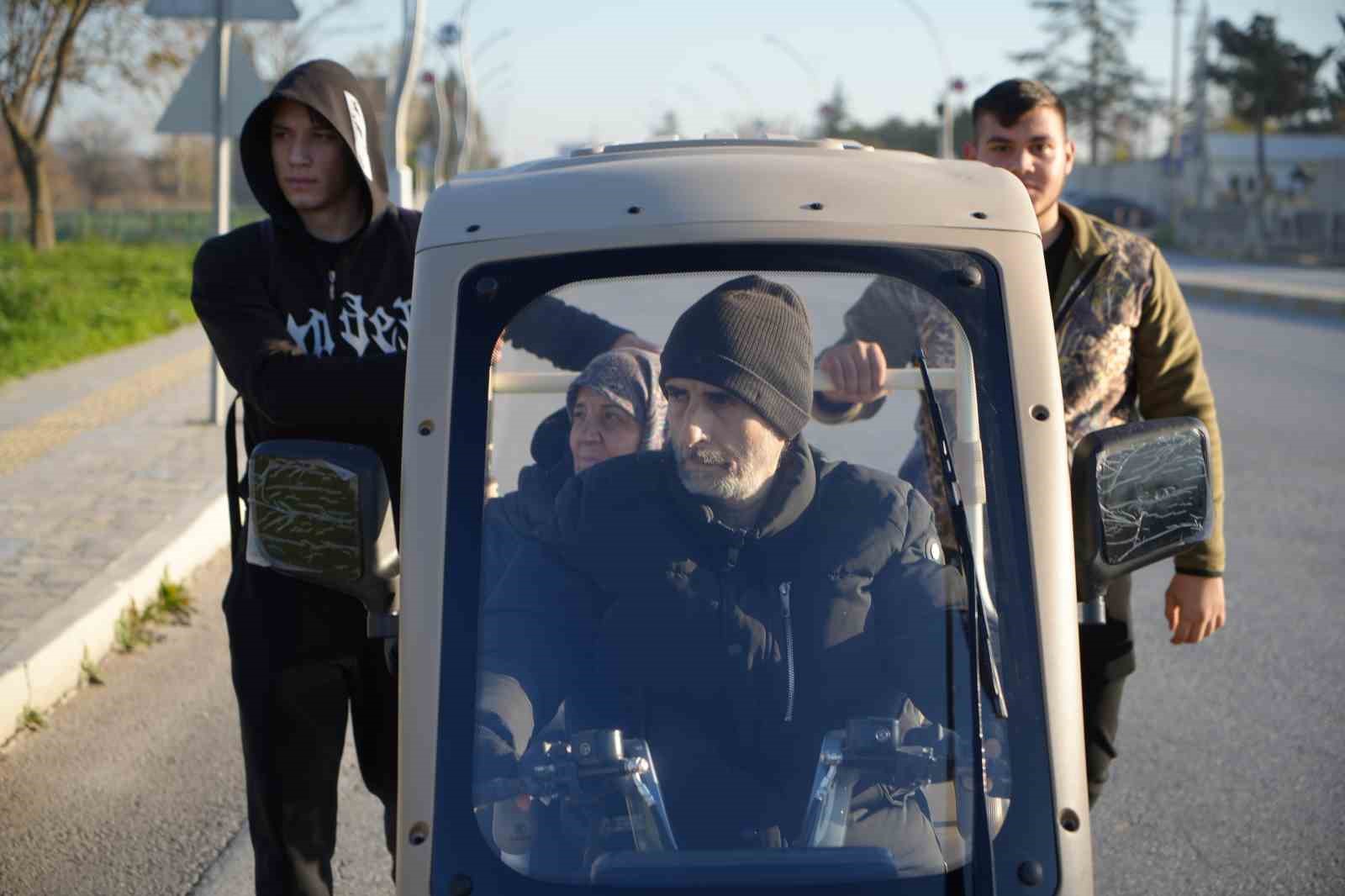 Edirne&rsquo;de gen&ccedil;lerden insanlık dersi: Engelli vatandaşı kilometrelerce ittiler
