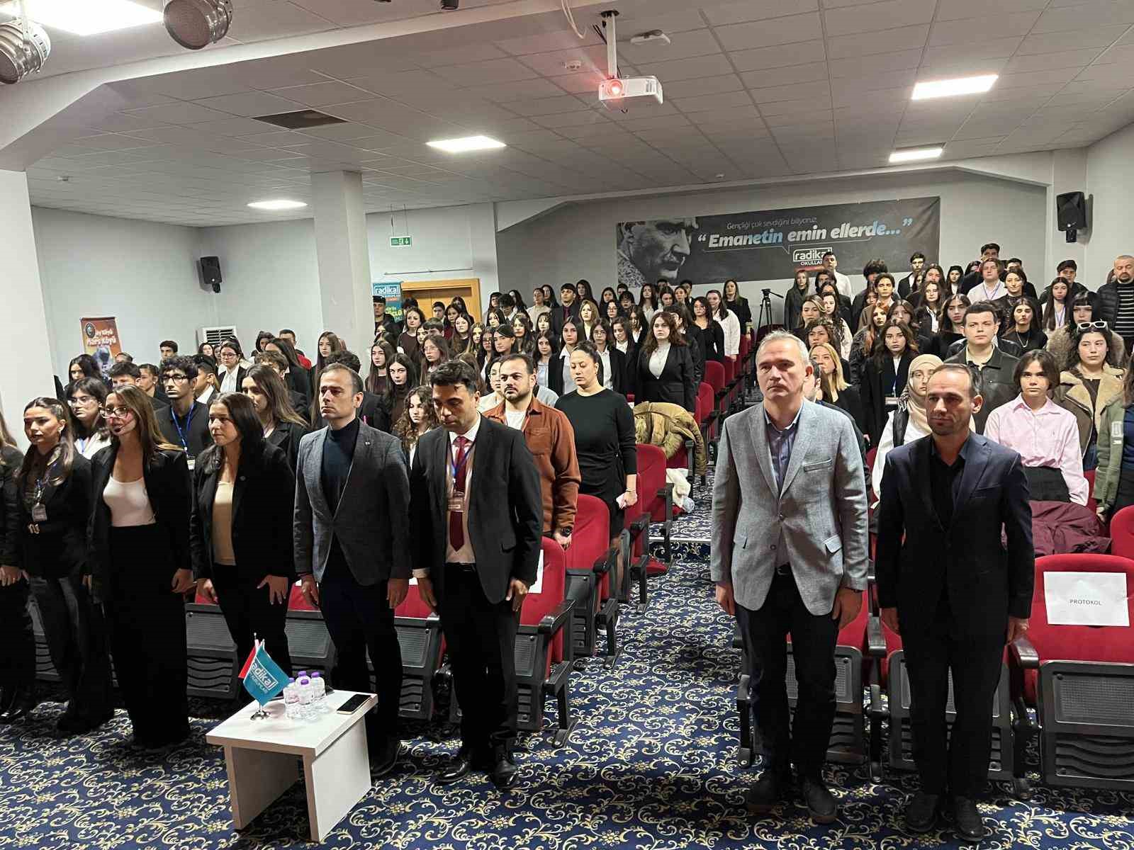 İzmir&rsquo;de dev psikoloji zirvesi: Gen&ccedil;ler geleceğe &rsquo;Radikal&rsquo; bir bakış attı
