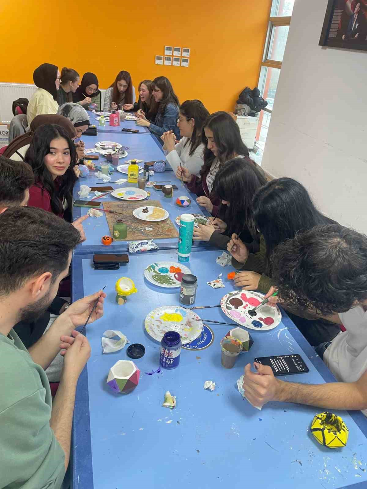 Gen&ccedil;ler sanatta buluştu, seramik biblolar renklendi

