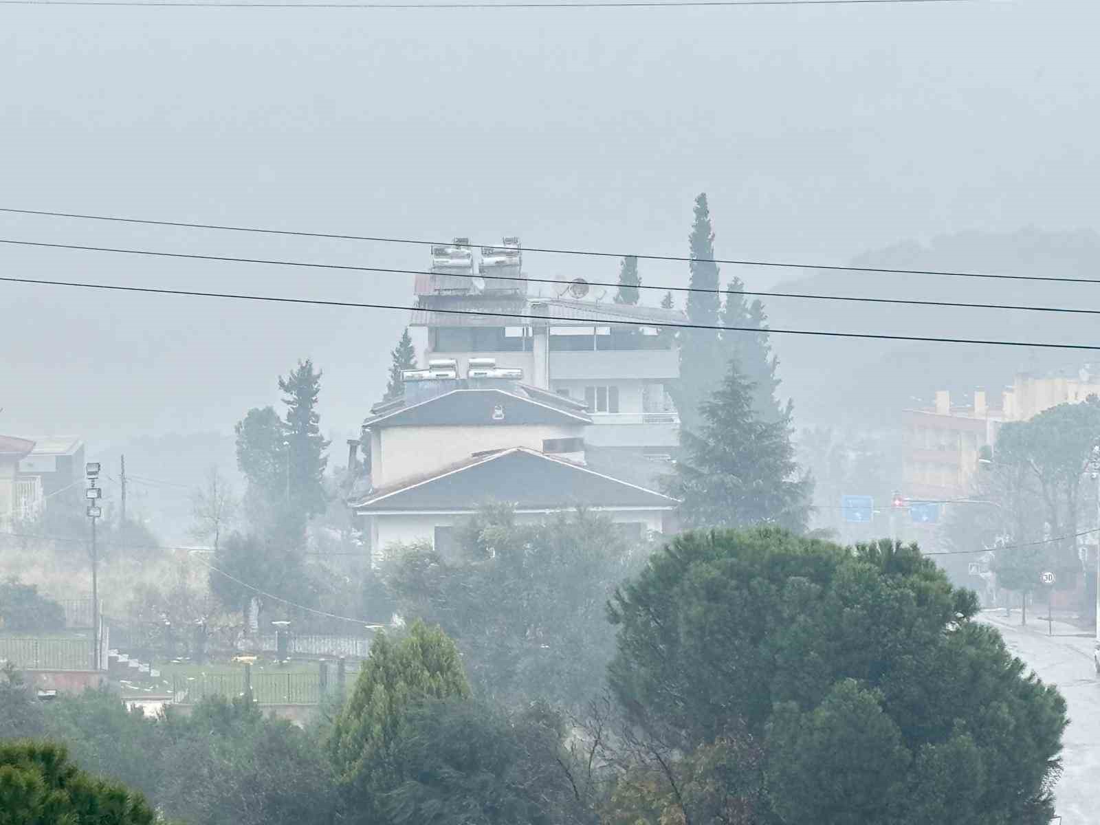 Bozdoğan sise teslim oldu, görüş mesafesi düştü