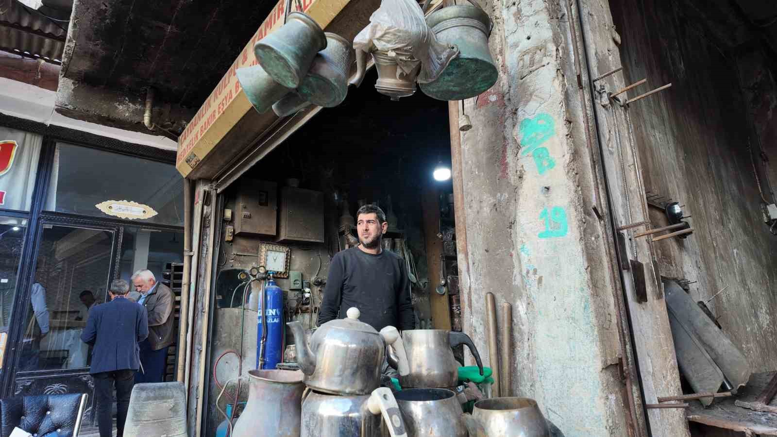 6 yaşında başladığı bakırcılığı neredeyse yarım asırdır s&uuml;rd&uuml;r&uuml;yor
