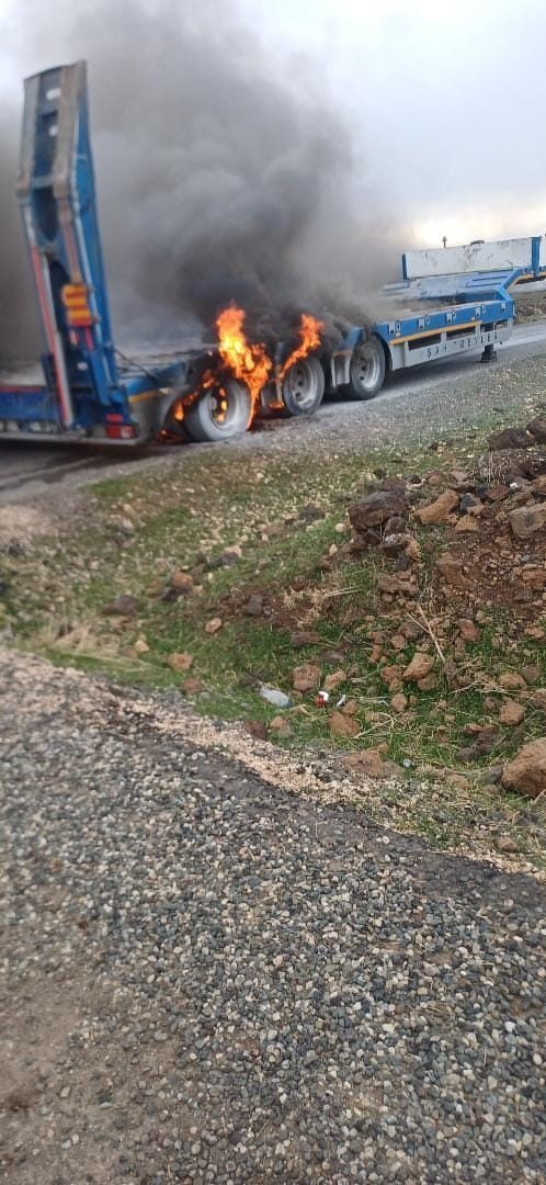 Diyarbakır’da seyir halindeki tır alev aldı