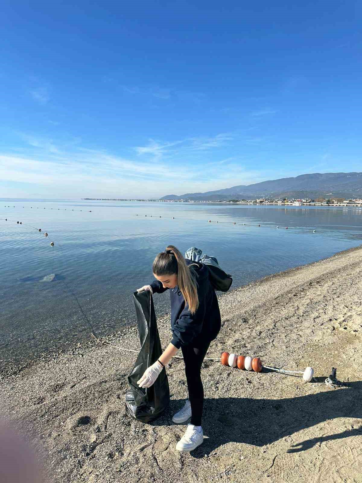Havran MYO &ouml;ğrencilerinden Ak&ccedil;ay sahilinde &ccedil;evre temizliği
