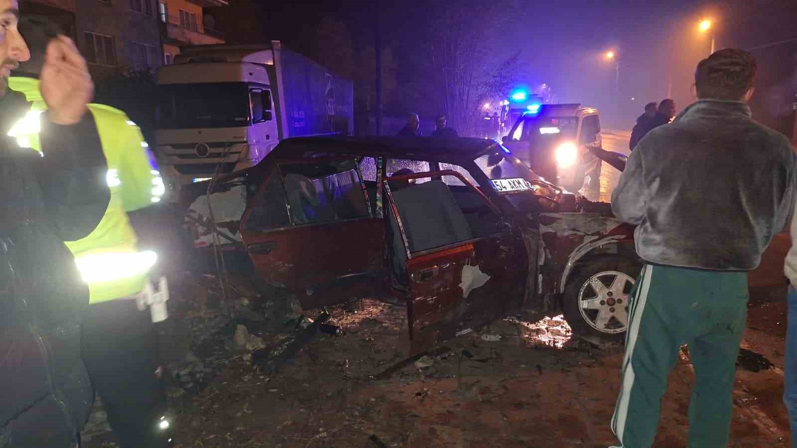 Alkollü sürücü sollama yaparken duvara çarptı: 3 yaralı
