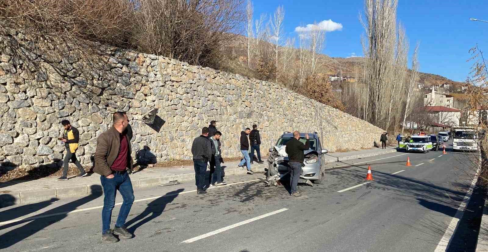 Hizan&rsquo;da zincirleme kaza: 4 yaralı
