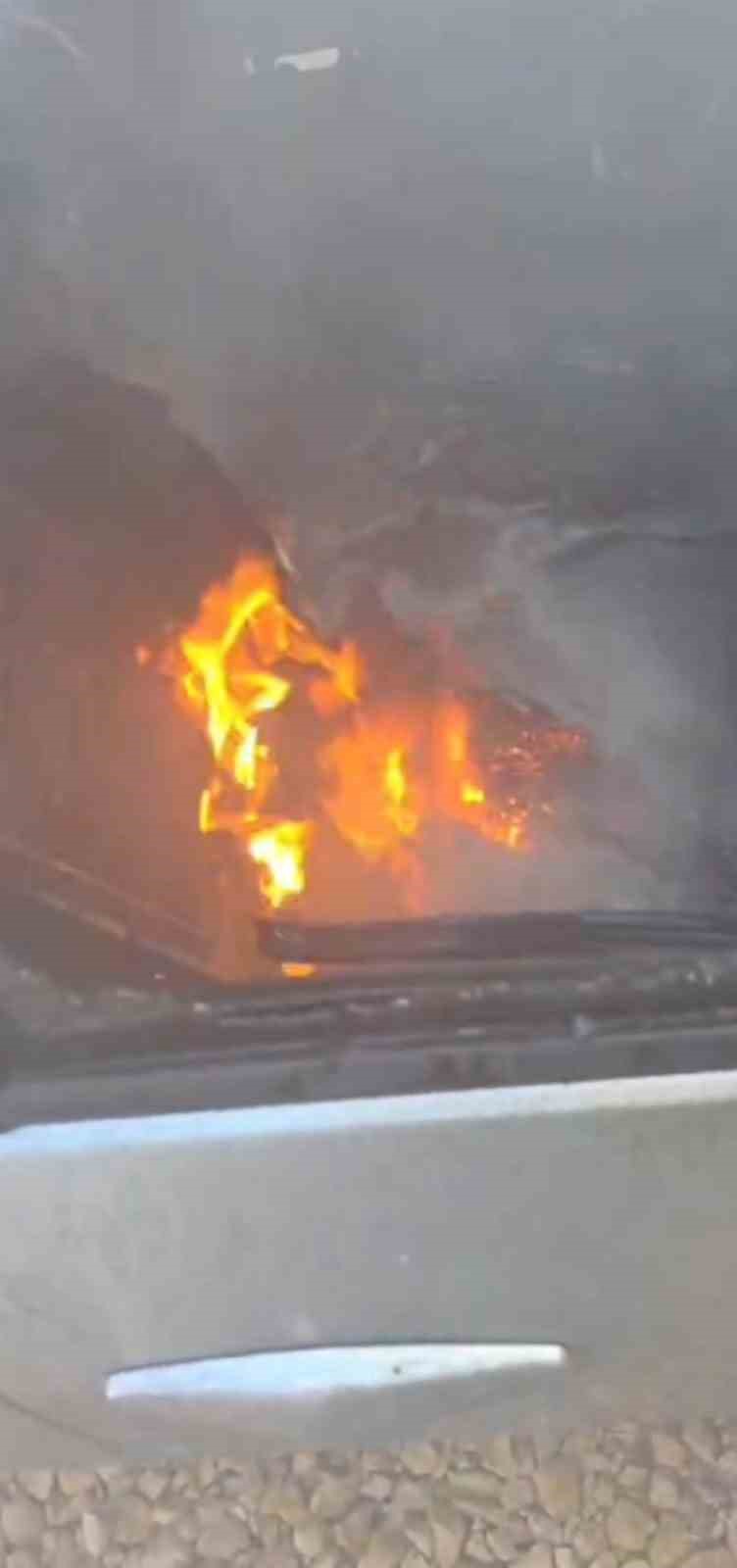 Şanlıurfa&rsquo;da inşaat şantiyesinde otomobiller alev alev yandı
