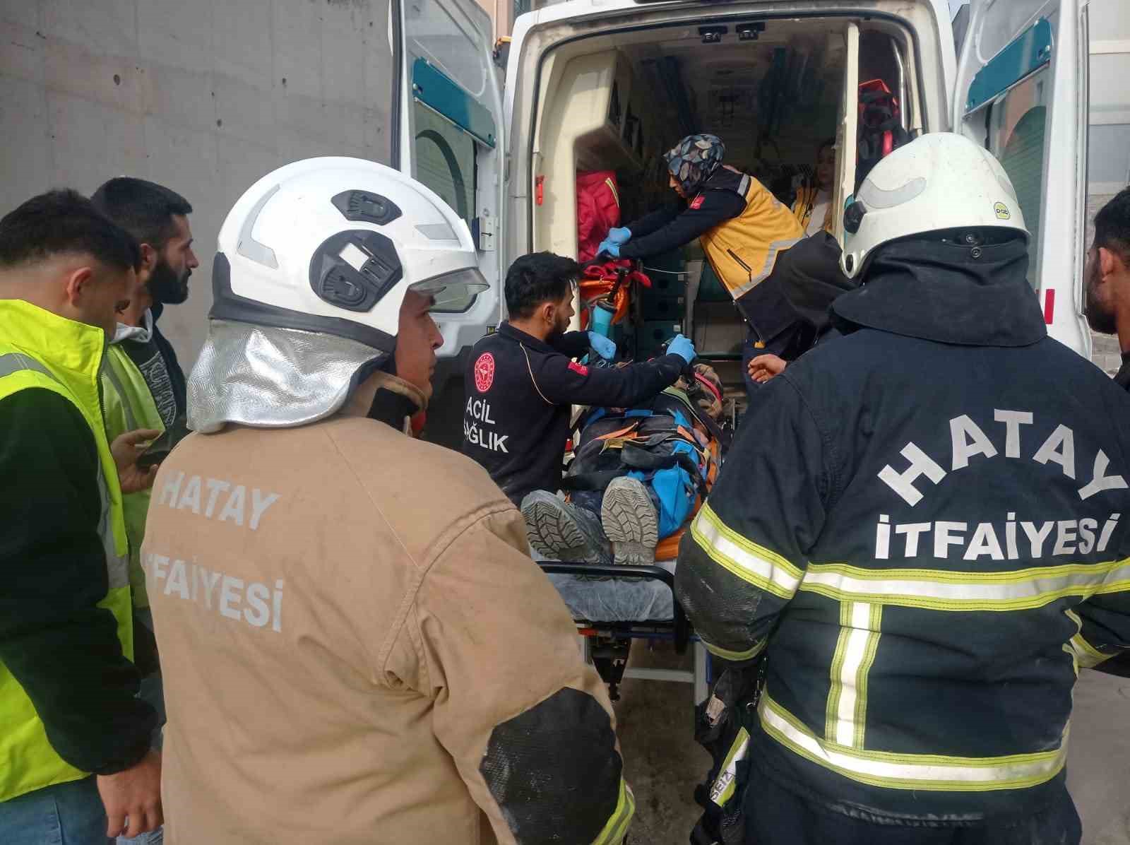 Asans&ouml;r boşluğuna d&uuml;şen iş&ccedil;i yaralandı
