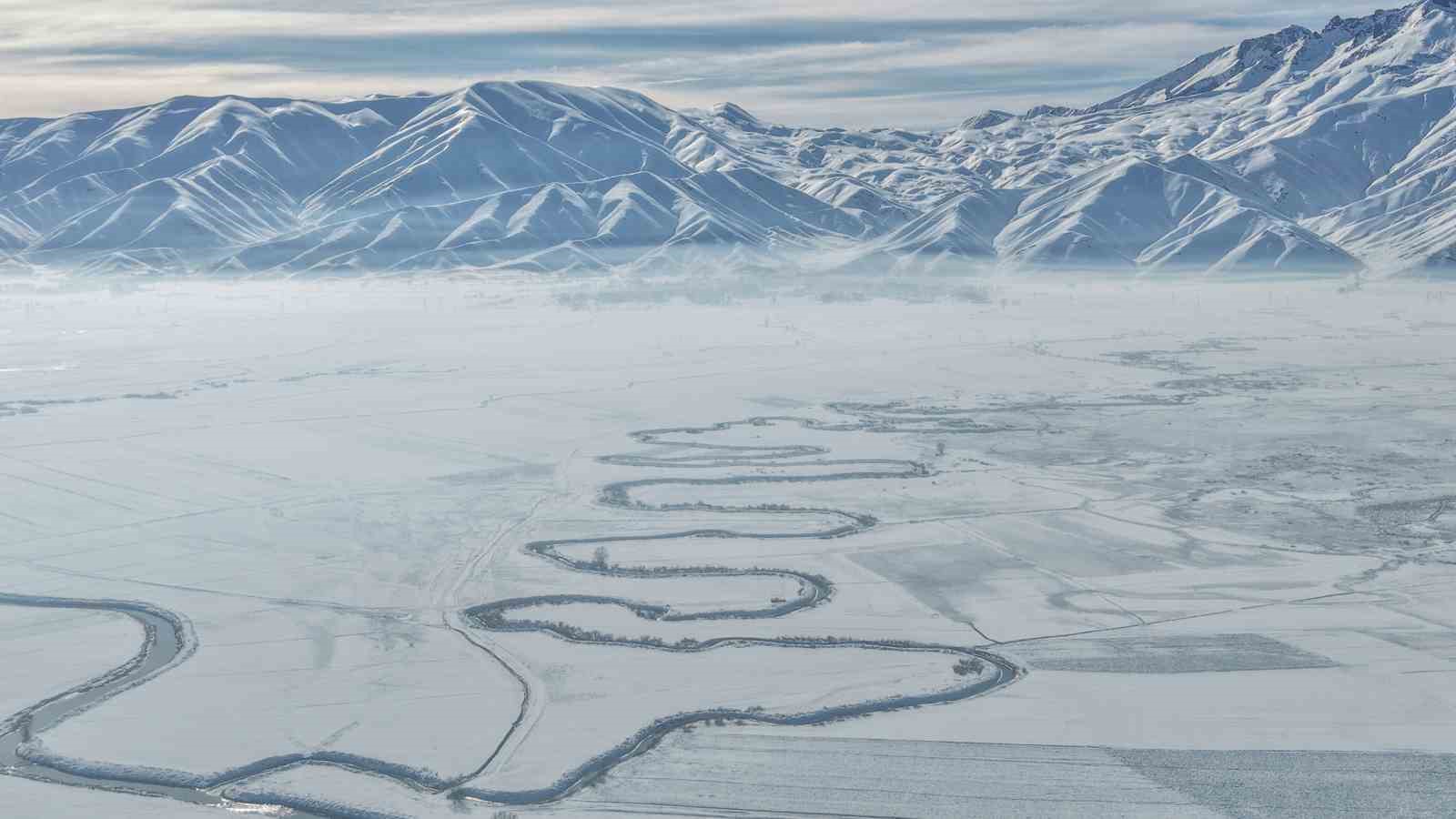 Yüksekova’nın kar altındaki menderesleri hayran bırakıyor

