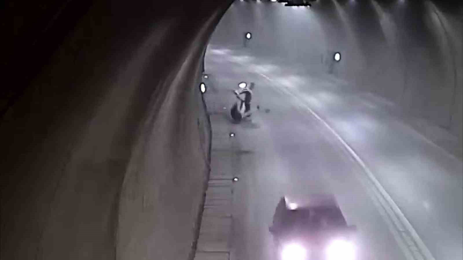 Tünelde motosikletle takla attı, bir dakika sonra yoluna devam etti