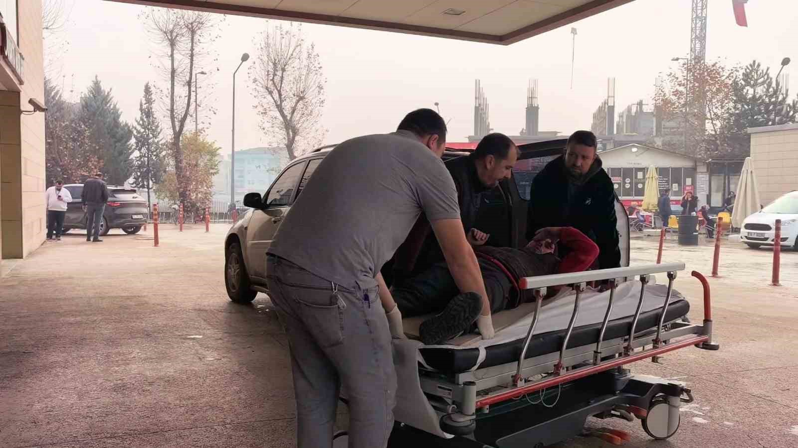 Bursa&rsquo;da devrilen suntaların altında kalan iş&ccedil;i yaralandı
