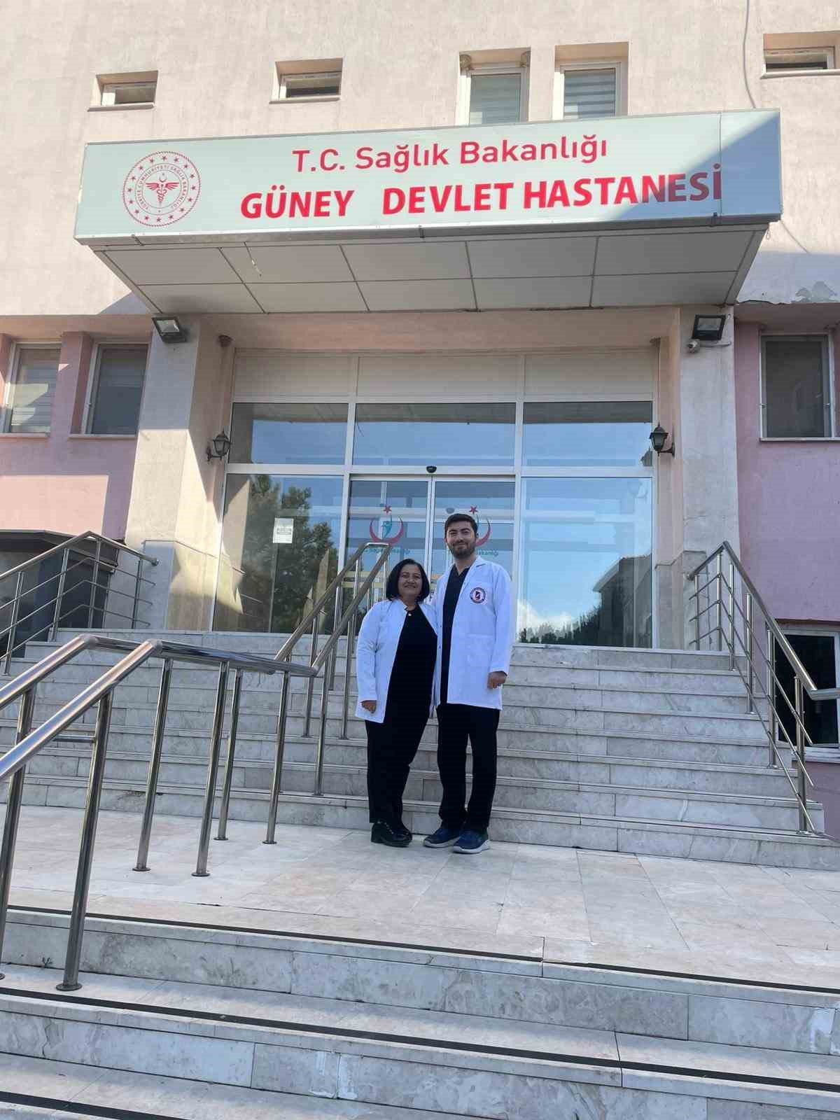 Ebe anne doktor oğluyla birlikte şifa dağıtıyor
