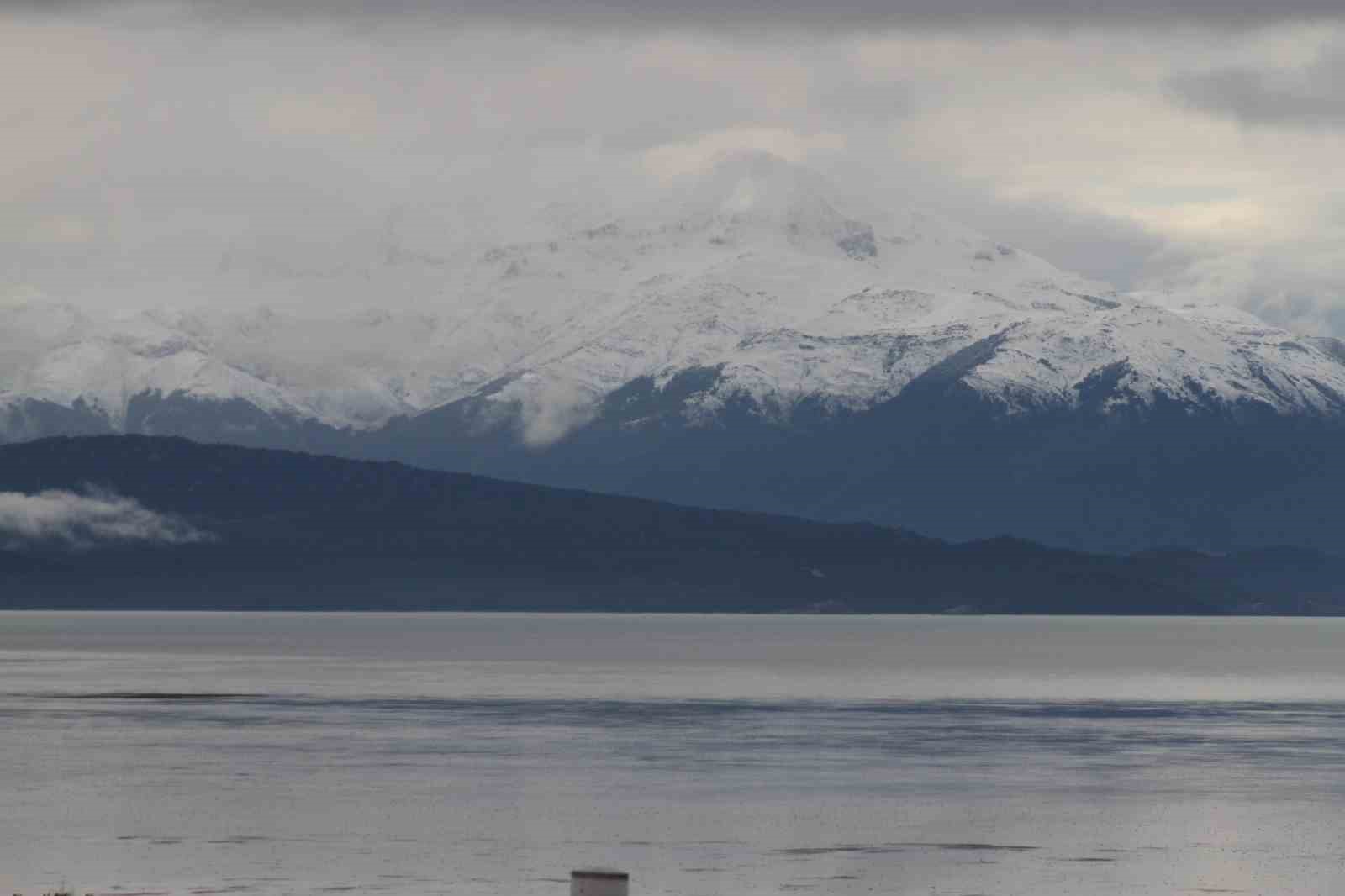 Yağışlar Anamas&rsquo;ın zirvesini beyazlattı
