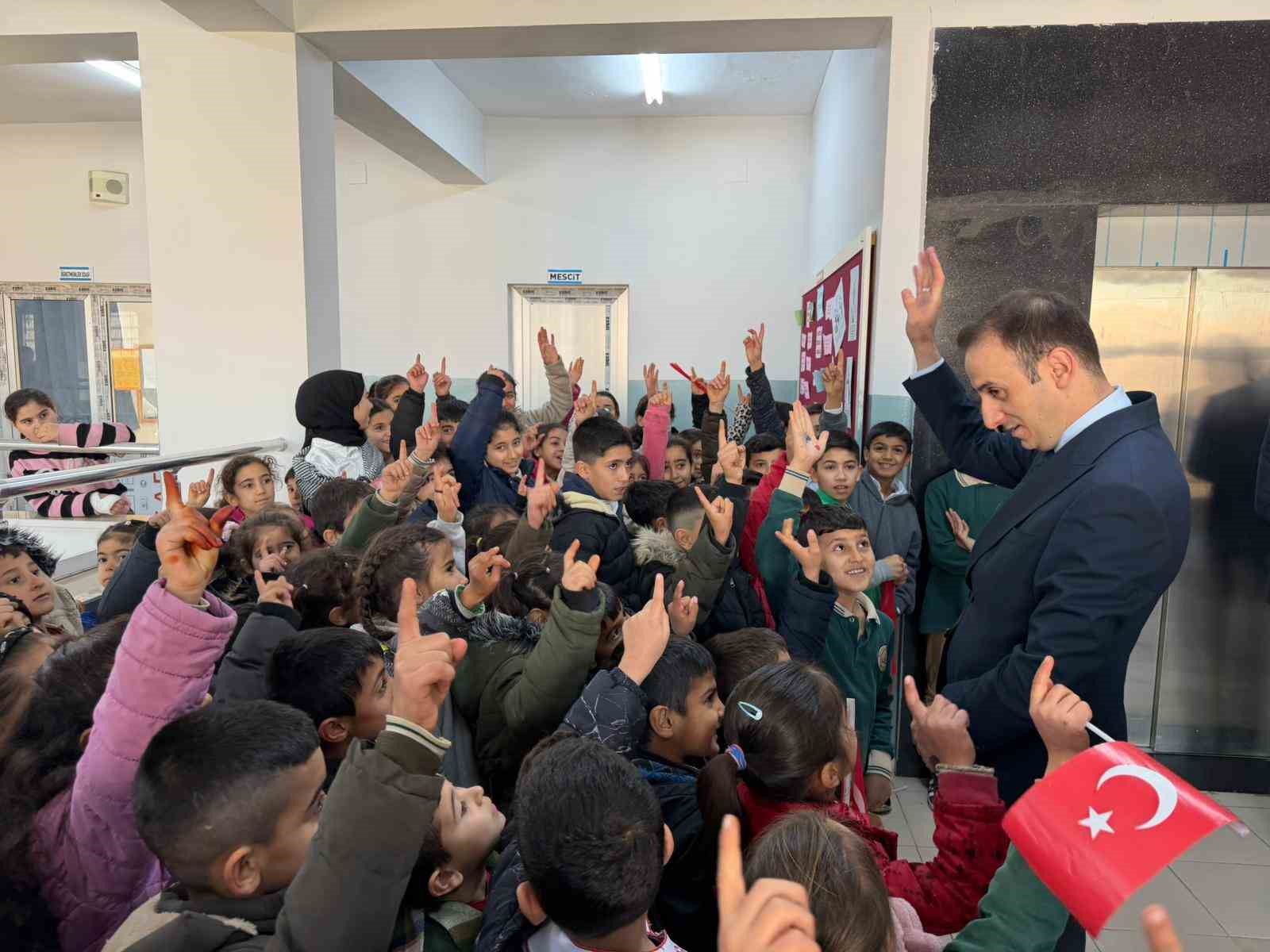 G&uuml;&ccedil;l&uuml;konak&rsquo;ta k&ouml;y okulunda k&uuml;t&uuml;phane a&ccedil;ıldı
