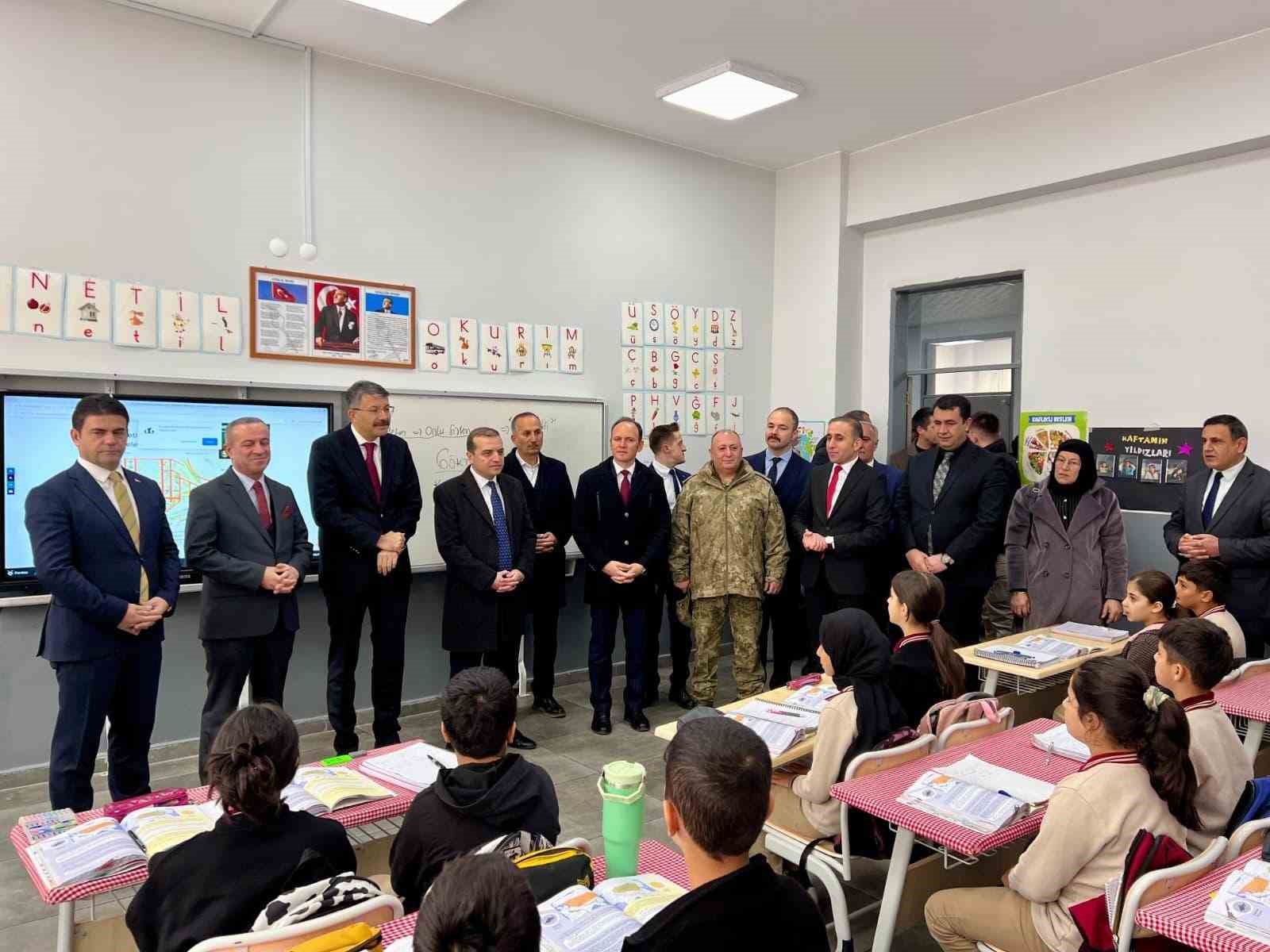 Şemdinli&rsquo;de 24 sınıflı okul ile aile sağlığı merkezi a&ccedil;ıldı
