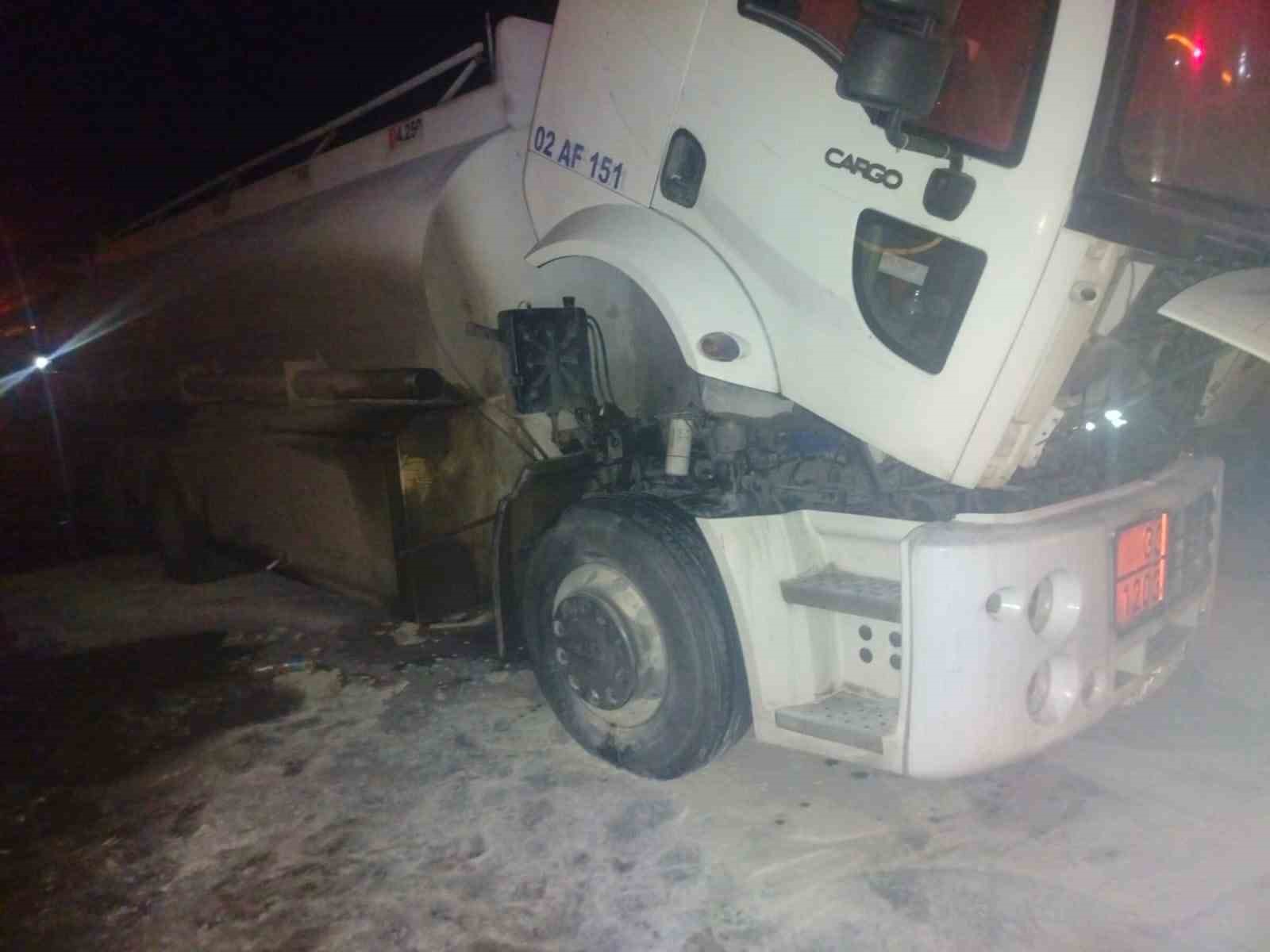 Yakıt y&uuml;kl&uuml; tankerden y&uuml;kselen dumanlar korkuttu
