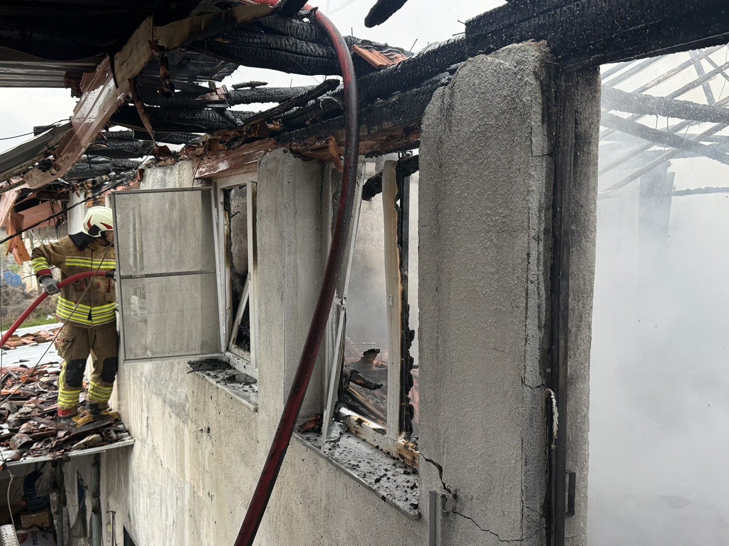 Manisa’da çıkan yangında 1 ev kullanılamaz hale geldi