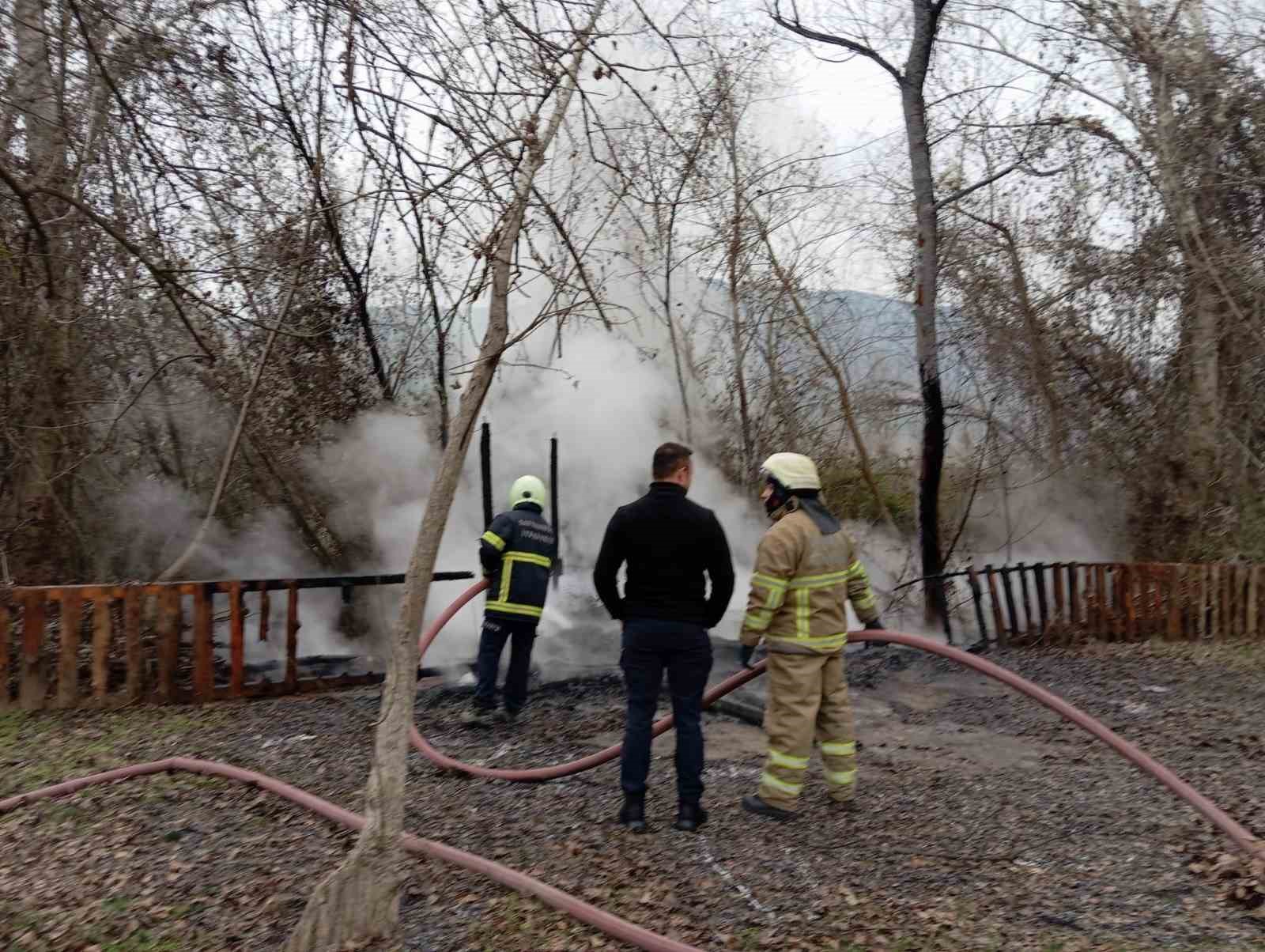 Kamelya yangında k&uuml;le d&ouml;nd&uuml;
