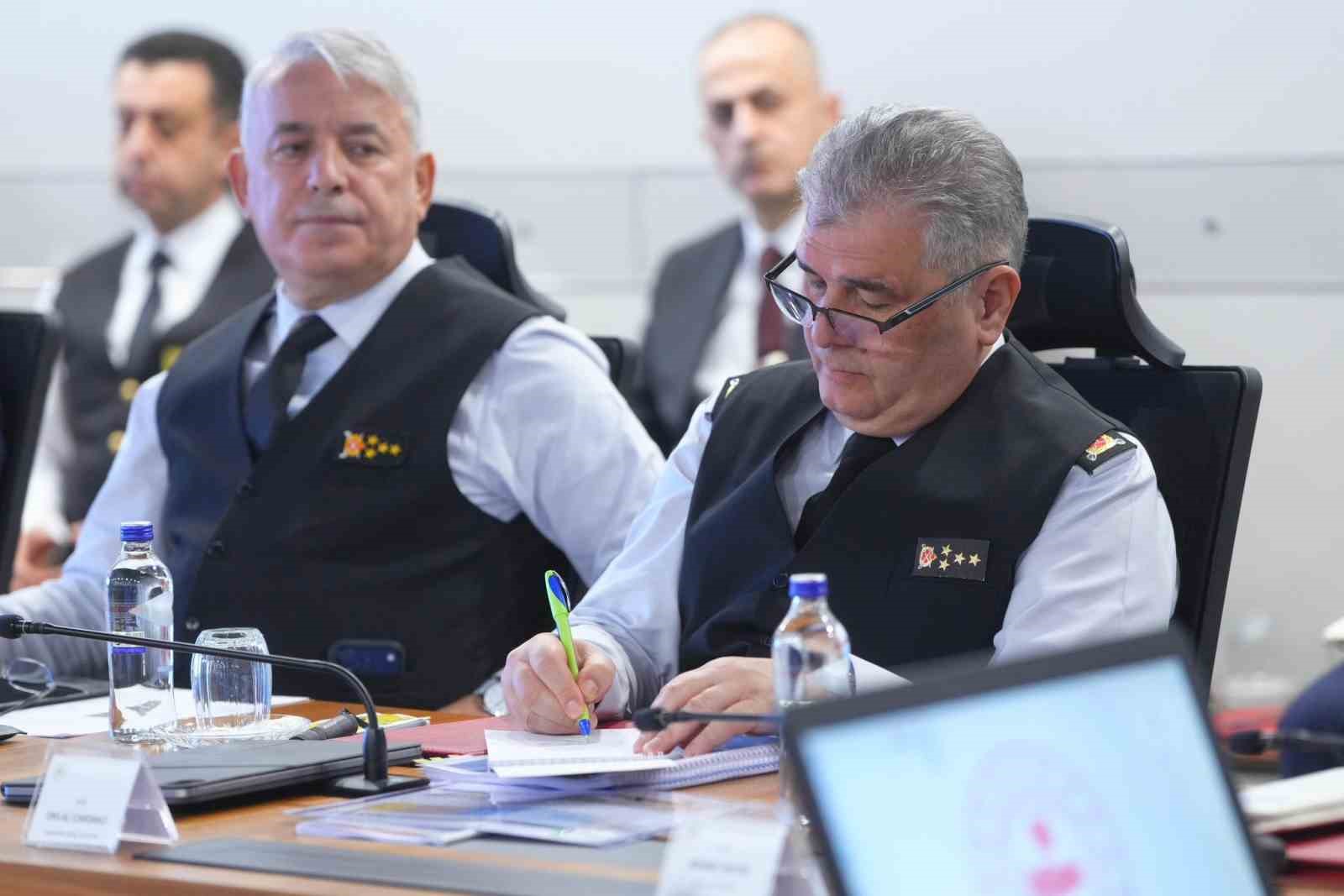 Bakan Yerlikaya: "Yeni yıl tedbirlerine ilişkin hazırlık ve koordinasyon toplantımızı gerçekleştirdik"