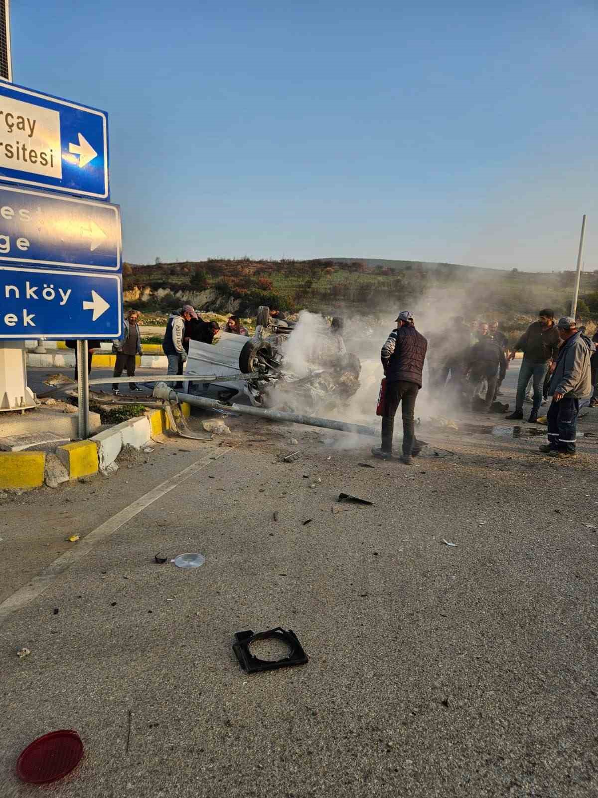 Takla atarak hurdaya d&ouml;nen ara&ccedil;ta gelin ve kaynana yaralandı
