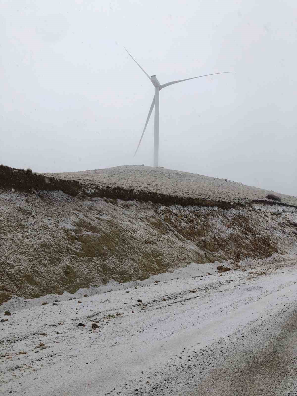 Afyonkarahisar&rsquo;da kar yağışı y&uuml;ksek kesimlerde etkili oldu
