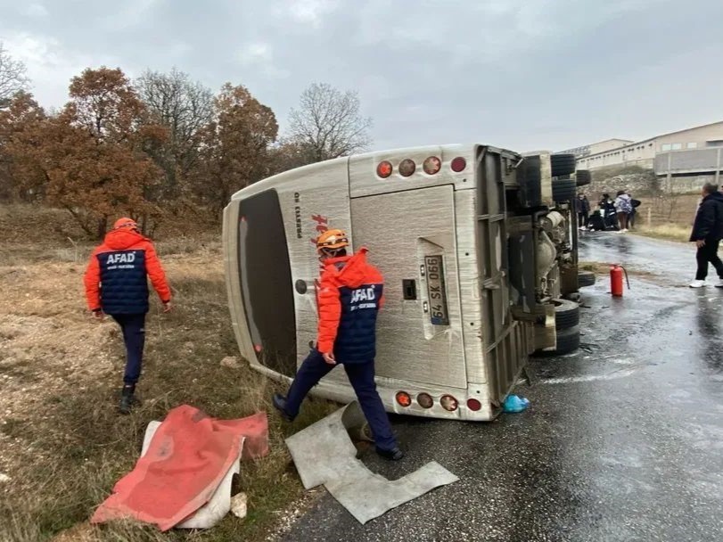 Uşak&rsquo;ta yolcu taşıyan midib&uuml;s yan yattı: 5 yaralı
