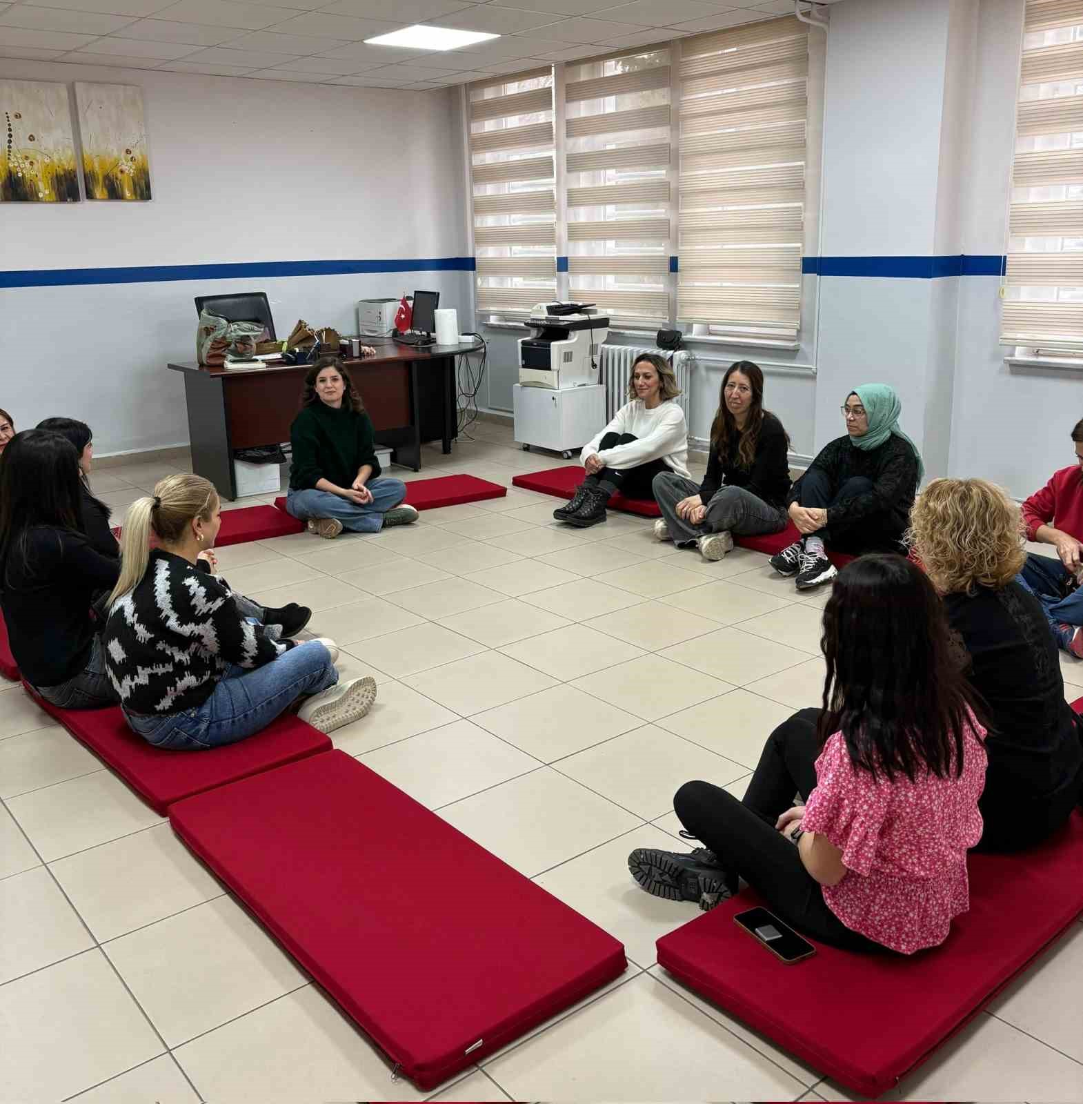 Oyuncu Sanem Yelez Akpınar, &ouml;ğrenci velileriyle bir araya geldi
