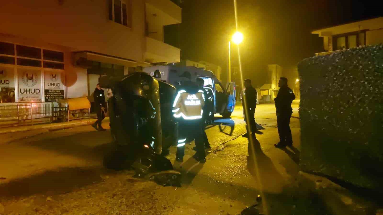 Gazı takılı kalan otomobil beton &ccedil;ite &ccedil;arparak yan yattı
