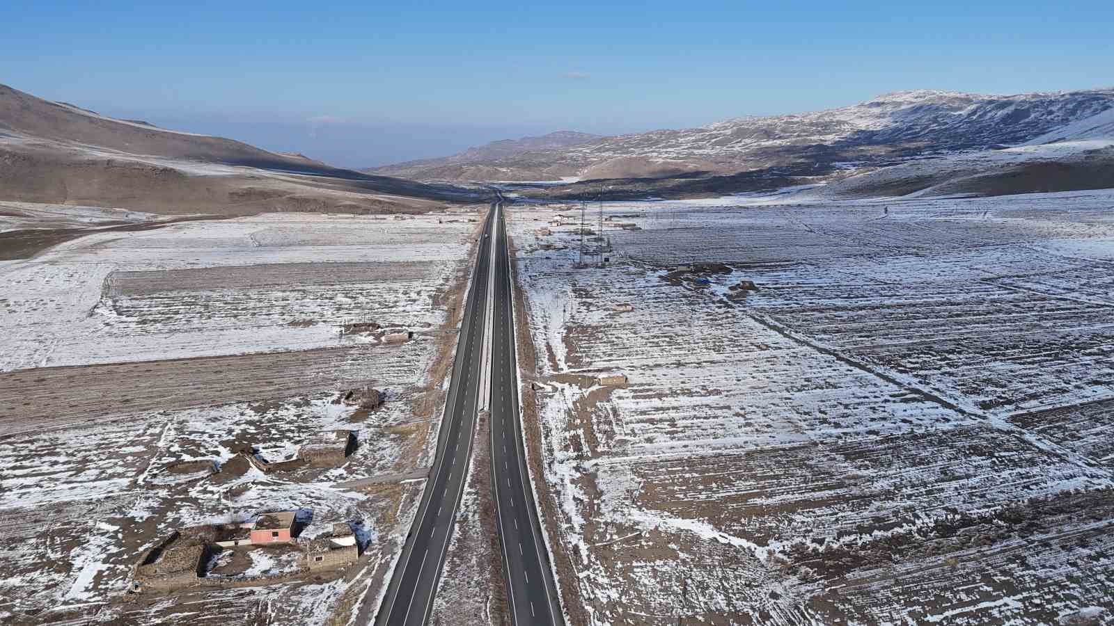 Iğdır’ın zirvelerinde kış: Köyler havadan görüntülendi