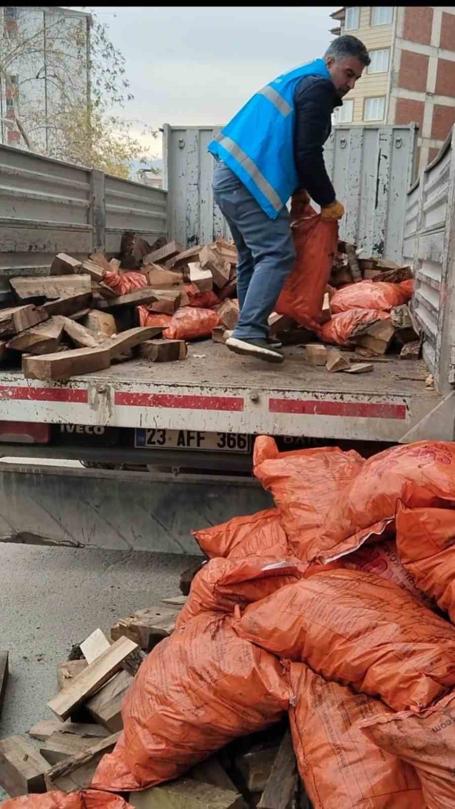 Elazığ&rsquo;da yetim ailelere yakacak yardımı
