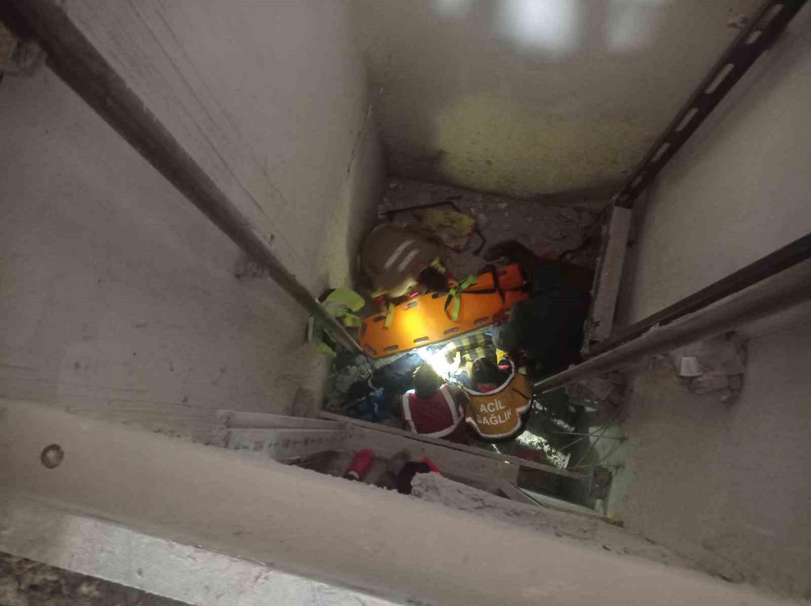 Asansör boşluğuna düşen işçi yaralandı