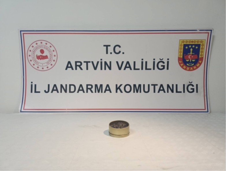 Artvin&rsquo;de endemik yayla &ccedil;ayı &ccedil;i&ccedil;eği ka&ccedil;ak&ccedil;ılığına Jandarma engeli
