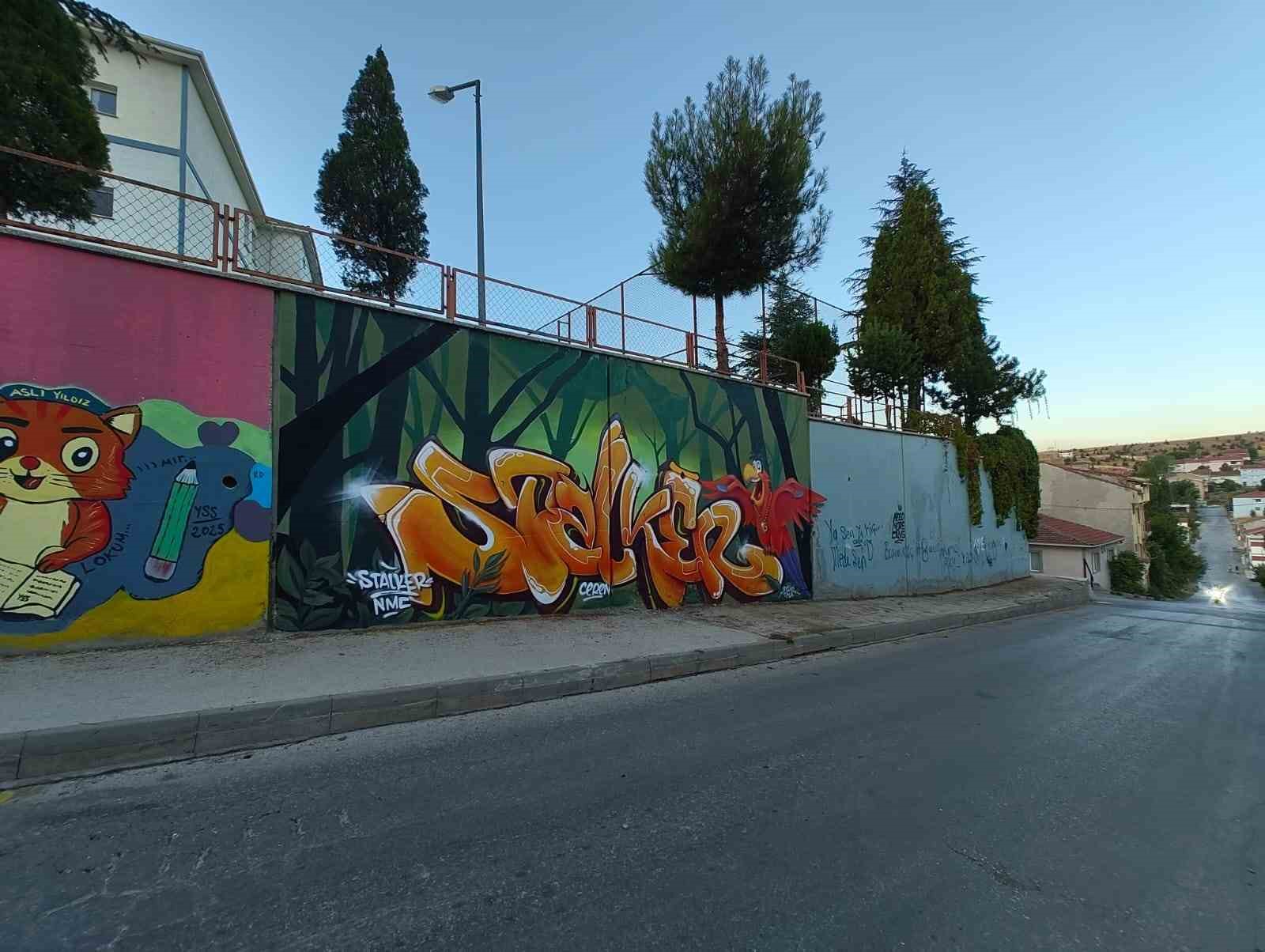 Boz&uuml;y&uuml;k&rsquo;te okul duvarları sanatla hayat buldu
