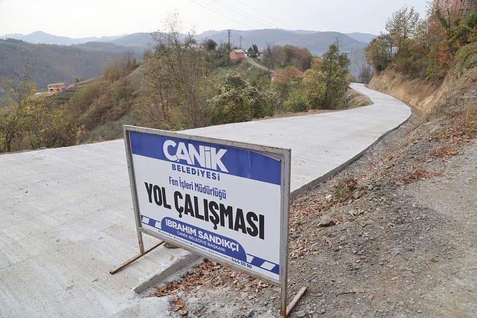 Başkan Sandık&ccedil;ı: "2025 yılında il&ccedil;eye 27,8 kilometre yeni beton yol kazandırdık"
