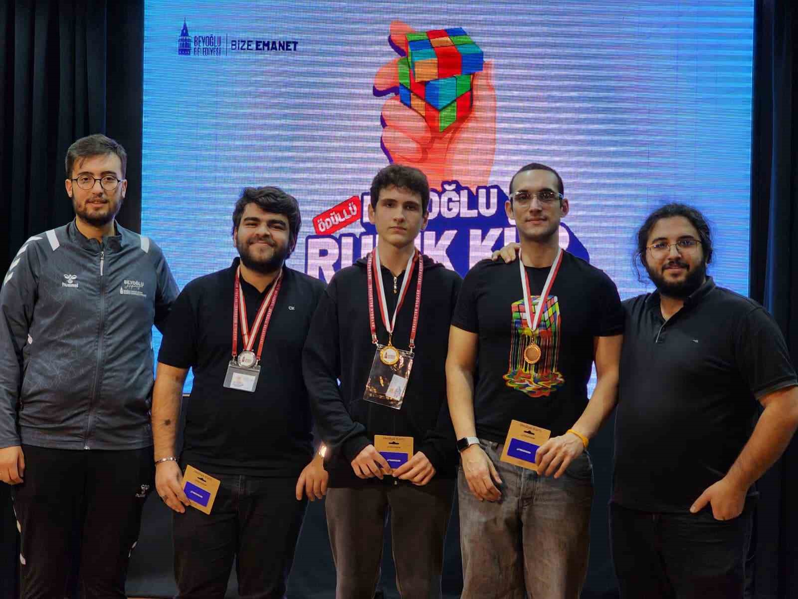 Beyoğlu&rsquo;nda ilk kez d&uuml;zenlenen Rubik K&uuml;p Turnuvası b&uuml;y&uuml;k heyecana sahne oldu
