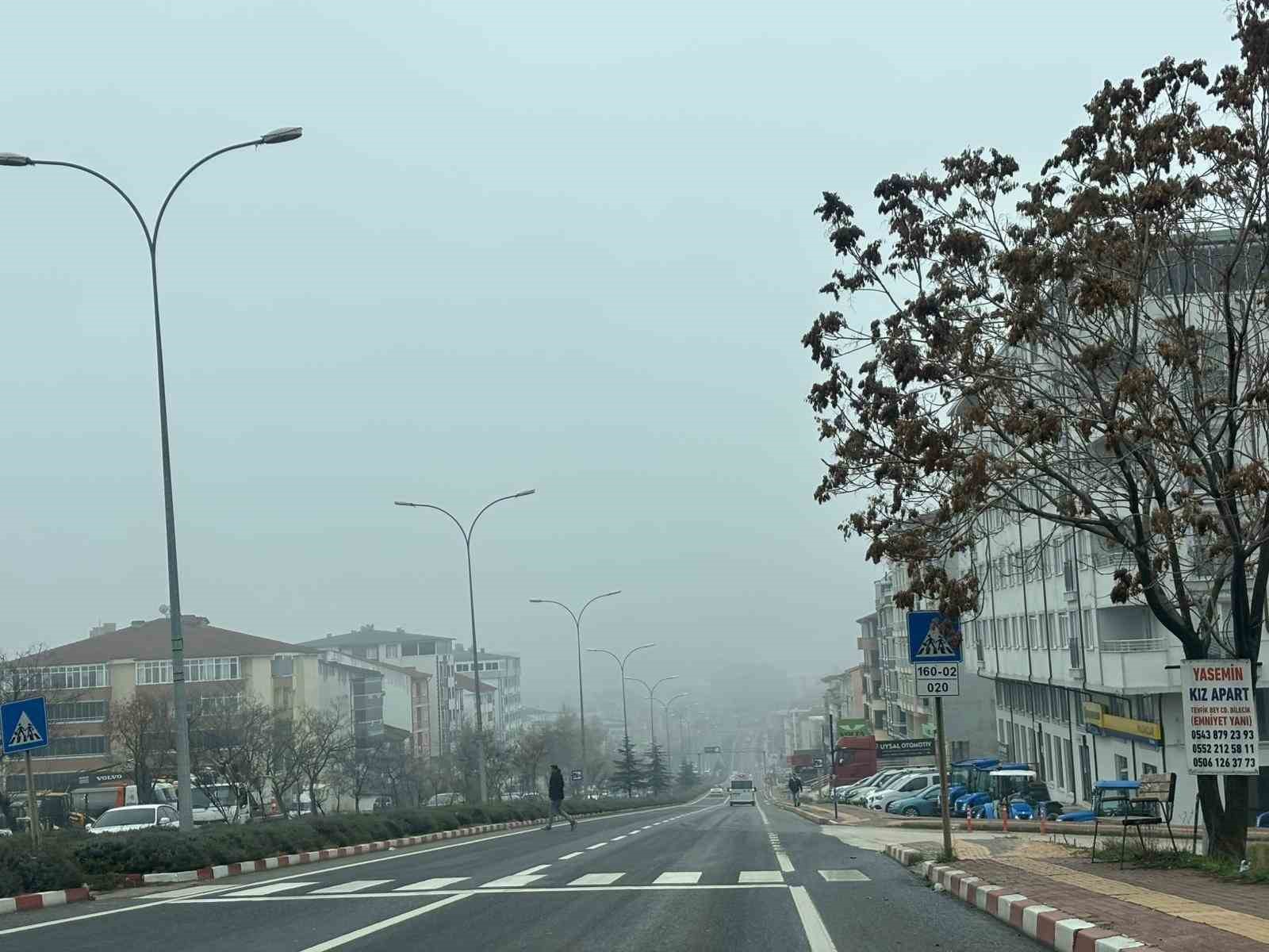 Bilecik&rsquo;te sis g&uuml;n boyu etkisini s&uuml;rd&uuml;rd&uuml;
