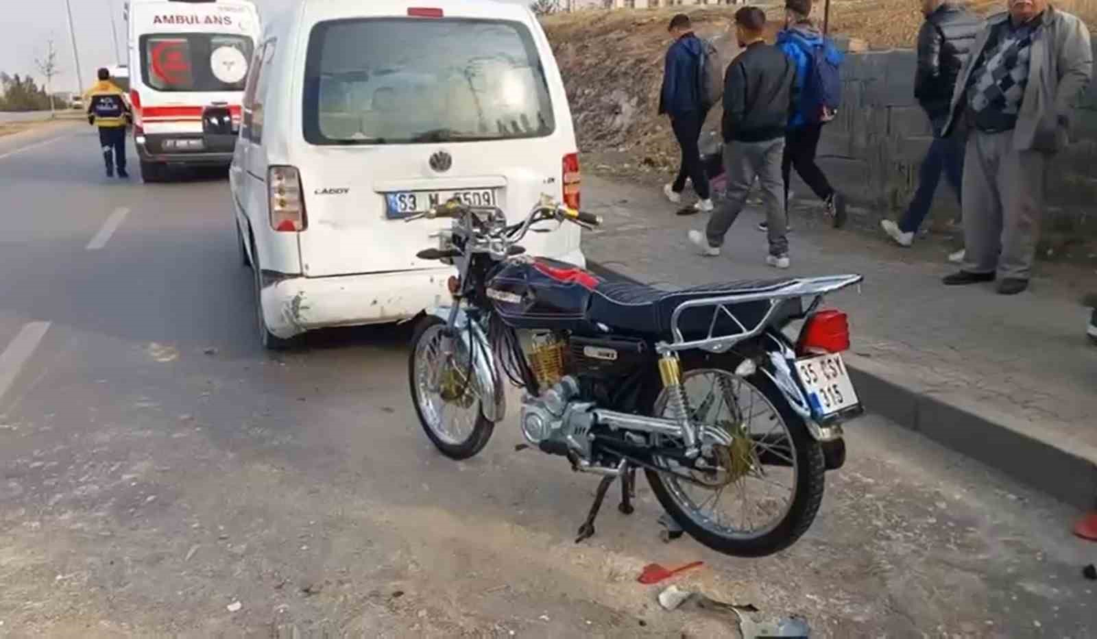 Gaziantep&rsquo;te motosiklet otomobile &ccedil;arptı: 2 yaralı
