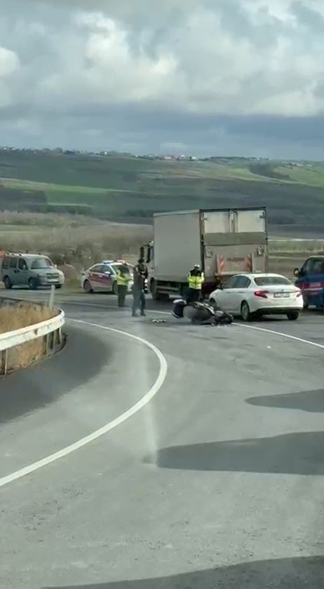 Arnavutk&ouml;y&rsquo;de motosikletle otomobil &ccedil;arpıştı: 1 &ouml;l&uuml;
