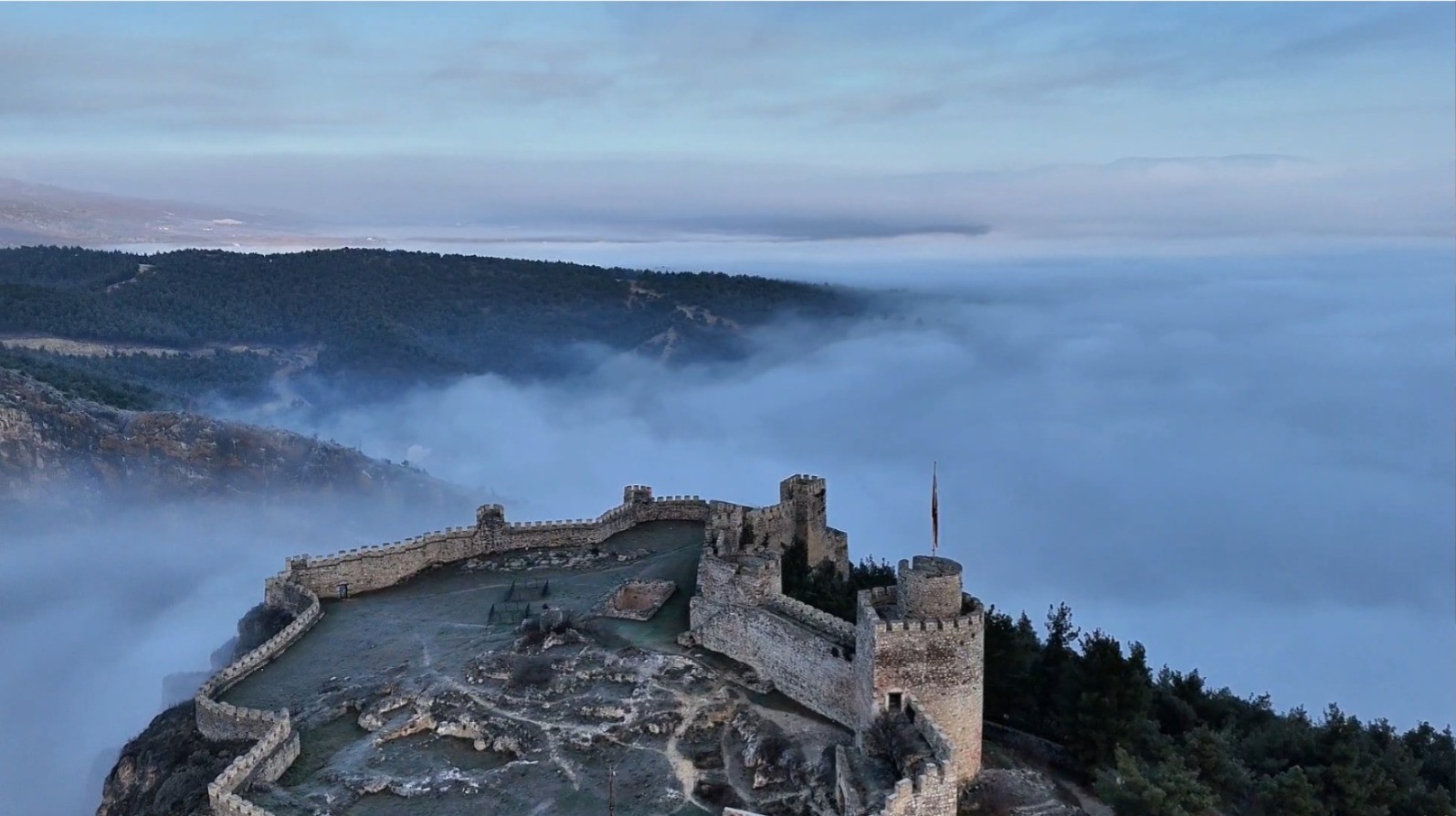 Boyabat Kalesi’nin sis altındaki görüntüsü mest etti