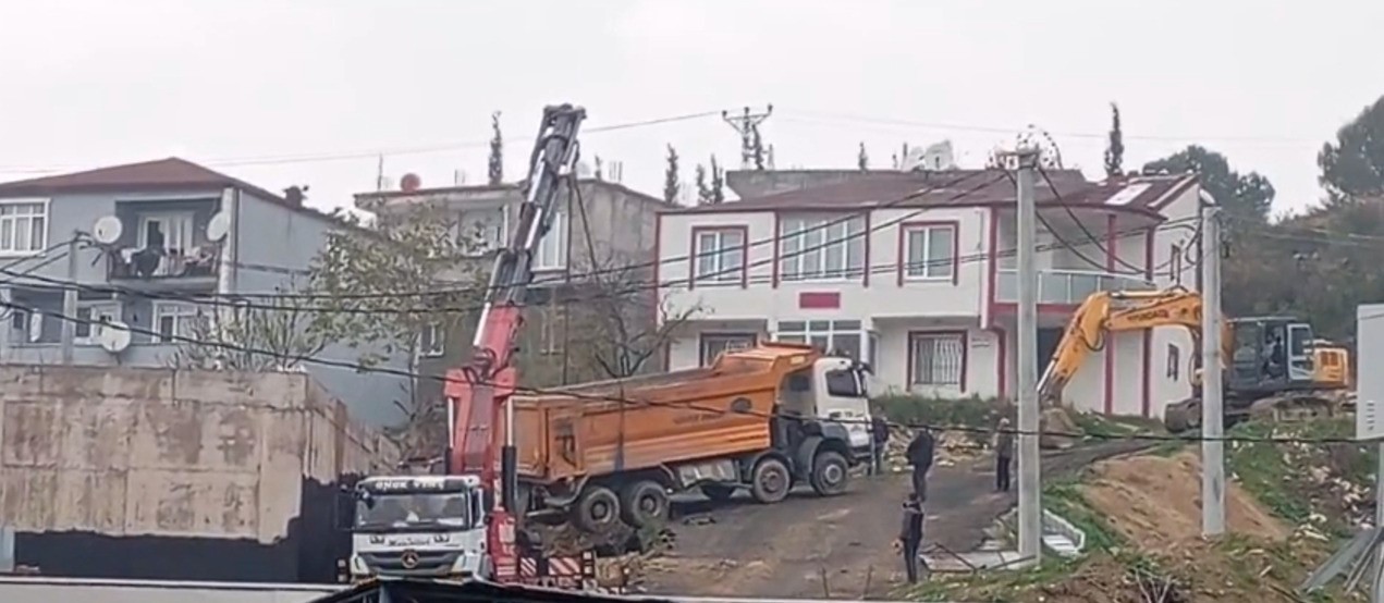 Y&uuml;k boşaltan kamyon askıda kaldı
