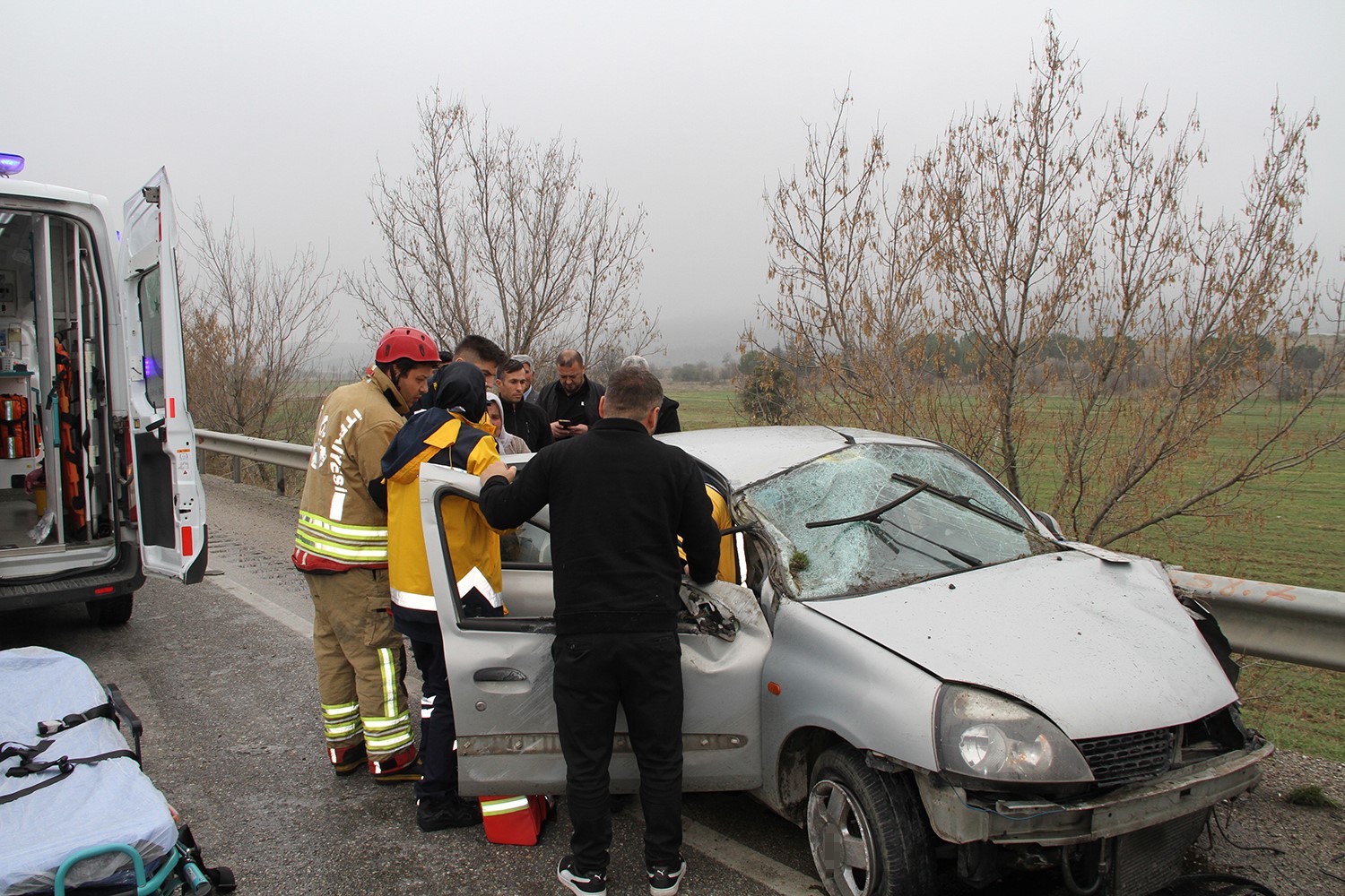 Kontrolden çıkan otomobil refüje ve bariyerlere çarptı: 1 ölü, 1 yaralı