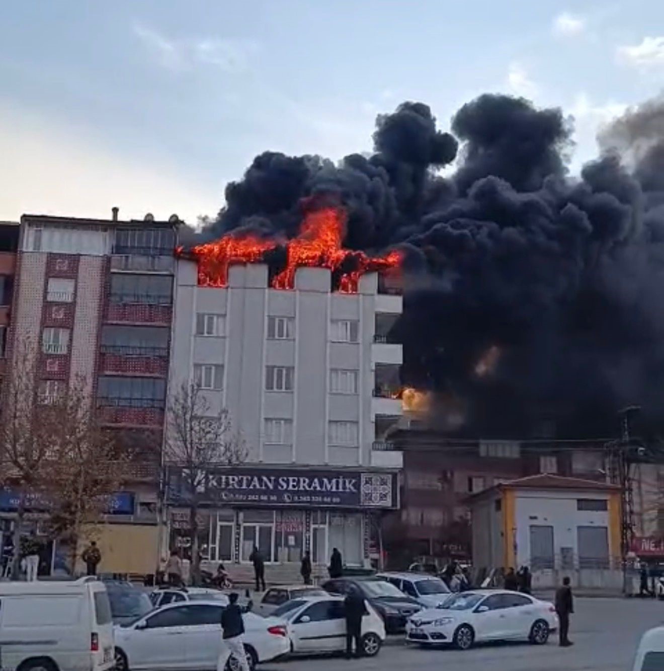 Gaziantep&rsquo;te 4 katlı apartmanın terasında korkutan yangın
