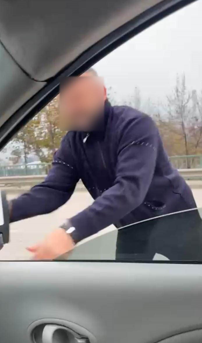 Meclis &uuml;yesini sıkıştırıp araca saldıran ş&uuml;phelinin yeni g&ouml;r&uuml;nt&uuml;leri &ccedil;ıktı
