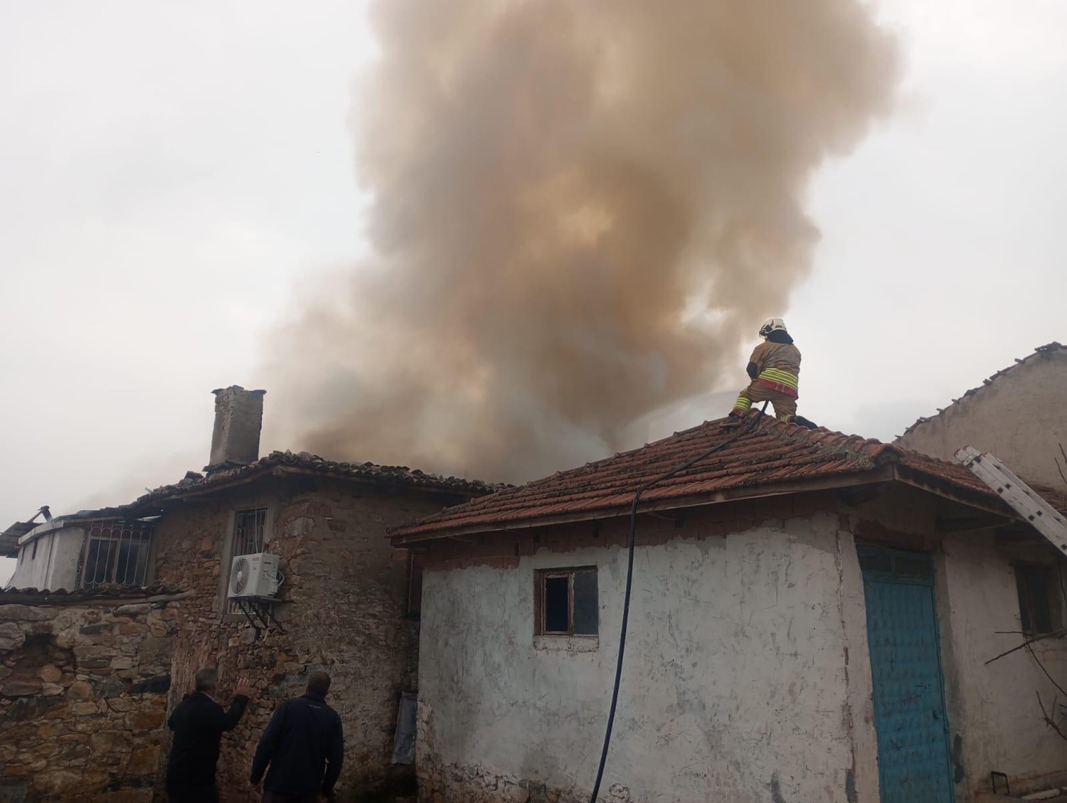 Manisa’da çıkan yangında 1 ev kullanılamaz hale geldi