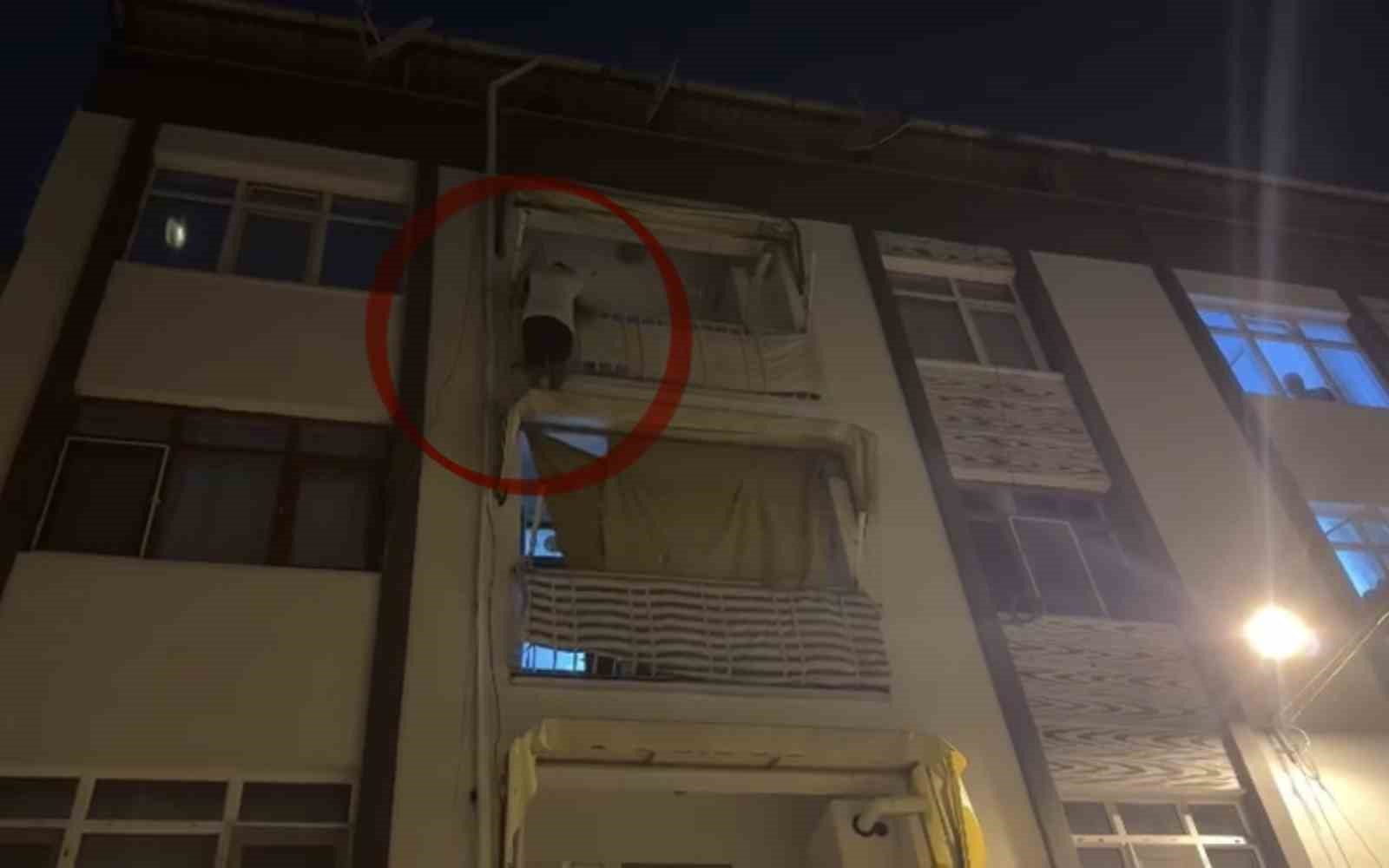 Kapısına gelen sivil polislerden korkup balkona çıkarak yürekleri ağza getirdi