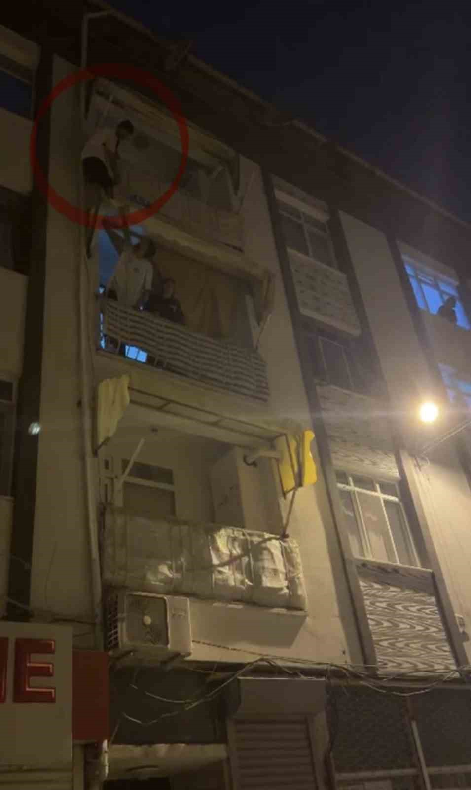 Kapısına gelen sivil polislerden korkup balkona &ccedil;ıkarak y&uuml;rekleri ağza getirdi
