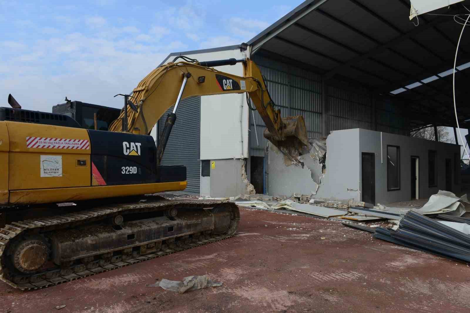 Nil&uuml;fer&rsquo;de 2 ka&ccedil;ak yapı yıkıldı

